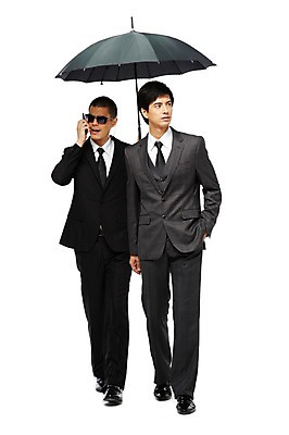 포토 JPG 스튜디오촬영 전신 외국인 해외기획촬영 직업 2011년태국 남자 이어폰 포즈 우산 비즈니스 모션 실내 서기 누끼 사람 동양인 정장 20대 성인 두명 앞모습 선글라스 도움 비즈니스맨 보호 오브젝트 무전기 경호원 남자만 성인남자만 청년만 청년남자만 성인만 국내포토 옷 안경 뷰포인트 음향기기 컨셉 무선통신 인종 청년 내부 직장인 파일형식