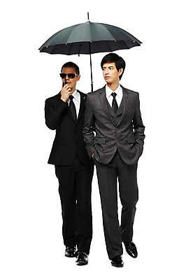 포토 JPG 스튜디오촬영 전신 외국인 해외기획촬영 직업 2011년태국 남자 이어폰 포즈 우산 비즈니스 모션 실내 서기 누끼 사람 동양인 정장 20대 성인 두명 앞모습 선글라스 도움 비즈니스맨 보호 오브젝트 무전기 경호원 남자만 성인남자만 청년만 청년남자만 성인만 국내포토 옷 안경 뷰포인트 음향기기 컨셉 무선통신 인종 청년 내부 직장인 파일형식