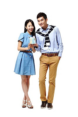 포토 JPG 스튜디오촬영 전신 모델 학생 라이프스타일 긴머리 원피스 여자 기념일 남자 구두 대학생 포즈 셔츠 남방 바지 모션 대학생라이프 실내 선물 서기 들기 누끼 사람 동양인 이벤트 20대 성인 두명 라이프 앞모습 선물상자 치마 상자 캠퍼스라이프 한국인 벨트 하이힐 주머니 청년만 성인만 국내포토 헤어스타일 잡화 옷 뷰포인트 신발 상의 하의 인종 청년 내부 생활 여성화 파일형식