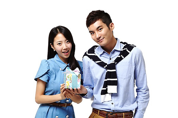 포토 JPG 스튜디오촬영 모델 학생 라이프스타일 여자 기념일 남자 대학생 포즈 모션 대학생라이프 실내 선물 서기 들기 누끼 사람 동양인 이벤트 상반신 20대 성인 두명 라이프 앞모습 선물상자 캠퍼스라이프 한국인 청년만 성인만 국내포토 뷰포인트 인종 청년 내부 생활 상자 파일형식