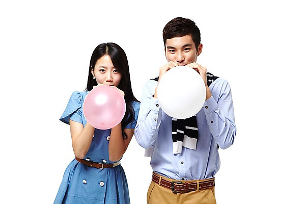 포토 JPG 스튜디오촬영 모델 학생 라이프스타일 여자 남자 대학생 포즈 대학생라이프 실내 서기 누끼 사람 동양인 상반신 20대 성인 두명 라이프 앞모습 캠퍼스라이프 한국인 불기 풍선 풍선불기 청년만 성인만 국내포토 뷰포인트 모션 인종 청년 내부 생활 파일형식
