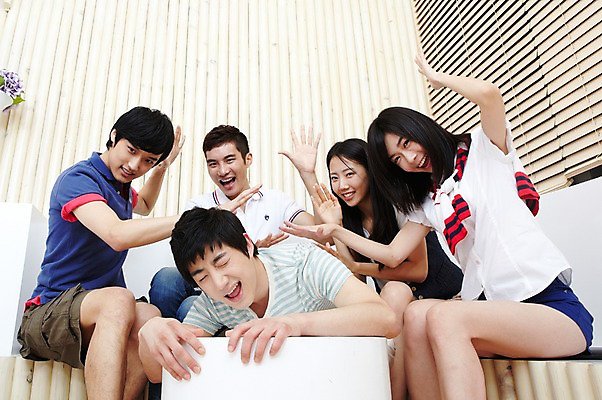 포토 JPG 전신 학생 라이프스타일 여자 남자 대학생 포즈 셔츠 티셔츠 반바지 바지 놀이 대학생라이프 함께함 실내 웃음 사람 앉기 동양인 손짓 여러명 20대 성인 라이프 친구 캠퍼스라이프 한국인 반팔티셔츠 게임 청바지 펀치 즐거움 MT 핫팬츠 때리기 벌칙 청년만 성인만 국내포토 감정 다수 컨셉 상의 관계 모션 하의 표정 인종 청년 내부 생활 파일형식