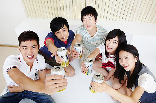 포토 JPG 전신 학생 라이프스타일 시선 여자 남자 대학생 포즈 셔츠 티셔츠 반바지 바지 대학생라이프 맥주 함께함 실내 웃음 사람 동양인 여러명 20대 성인 라이프 친구 하이앵글 캠퍼스라이프 한국인 반팔티셔츠 청바지 알코올 즐거움 MT 건배 핫팬츠 술자리 청년만 성인만 국내포토 감정 뷰포인트 다수 컨셉 상의 관계 하의 주류 표정 인종 청년 내부 생활 파일형식