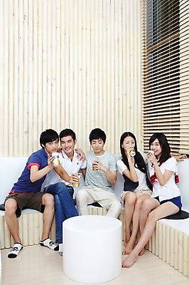 포토 JPG 전신 학생 라이프스타일 여자 남자 대학생 포즈 셔츠 티셔츠 반바지 바지 어깨동무 대학생라이프 맥주 함께함 실내 웃음 사람 동양인 여러명 20대 성인 라이프 친구 캠퍼스라이프 한국인 반팔티셔츠 청바지 알코올 즐거움 MT 핫팬츠 술자리 청년만 성인만 국내포토 감정 다수 컨셉 상의 관계 하의 주류 표정 인종 청년 내부 생활 파일형식