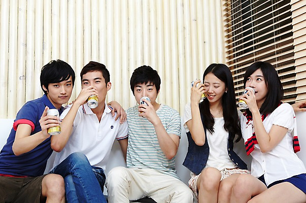 포토 JPG 전신 학생 라이프스타일 시선 여자 남자 대학생 포즈 셔츠 티셔츠 반바지 바지 대학생라이프 맥주 함께함 실내 웃음 사람 동양인 여러명 20대 성인 라이프 친구 캠퍼스라이프 한국인 마시기 반팔티셔츠 청바지 알코올 즐거움 MT 핫팬츠 술자리 청년만 성인만 국내포토 감정 다수 컨셉 상의 관계 모션 하의 주류 표정 인종 청년 내부 생활 파일형식