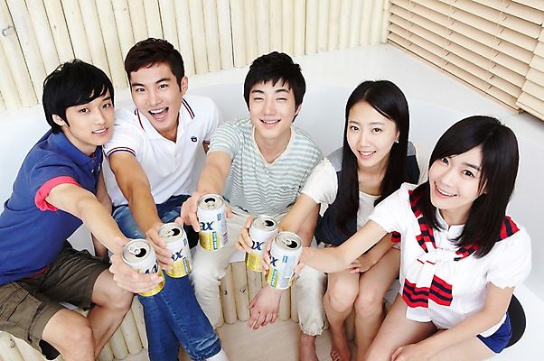 포토 JPG 전신 학생 라이프스타일 시선 여자 남자 대학생 포즈 셔츠 티셔츠 반바지 바지 대학생라이프 맥주 함께함 실내 웃음 사람 동양인 여러명 20대 성인 라이프 친구 하이앵글 캠퍼스라이프 한국인 반팔티셔츠 청바지 알코올 즐거움 MT 건배 핫팬츠 술자리 청년만 성인만 국내포토 감정 뷰포인트 다수 컨셉 상의 관계 하의 주류 표정 인종 청년 내부 생활 파일형식