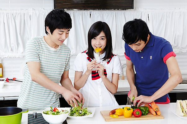 포토 JPG 학생 라이프스타일 그릇 접시 여자 남자 음식 대학생 포즈 셔츠 티셔츠 채소 식재료 주방용품 피망 대학생라이프 파프리카 도마 함께함 실내 샌드위치 요리 서기 웃음 사람 동양인 손짓 상반신 20대 성인 라이프 세명 친구 주방 캠퍼스라이프 당근 한국인 반팔티셔츠 칼 냄비 즐거움 MT 조리대 요리중 청년만 성인만 국내포토 식기 감정 생활용품 컨셉 상의 관계 모션 뿌리채소 표정 인종 청년 내부 생활 솥 파일형식
