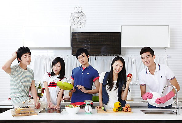 포토 JPG 학생 라이프스타일 그릇 접시 여자 남자 음식 대학생 포즈 포크 셔츠 티셔츠 채소 식재료 주방용품 피망 대학생라이프 파프리카 도마 함께함 실내 저울 요리 서기 웃음 사람 동양인 손짓 여러명 상반신 20대 성인 라이프 친구 주방 캠퍼스라이프 당근 한국인 반팔티셔츠 프라이팬 소시지 칼 설거지 즐거움 MT 조리대 고무장갑 요리중 청년만 성인만 국내포토 식기 감정 생활용품 장갑 다수 컨셉 상의 가사 관계 모션 뿌리채소 표정 인종 청년 내부 생활 가공식품 고무 파일형식