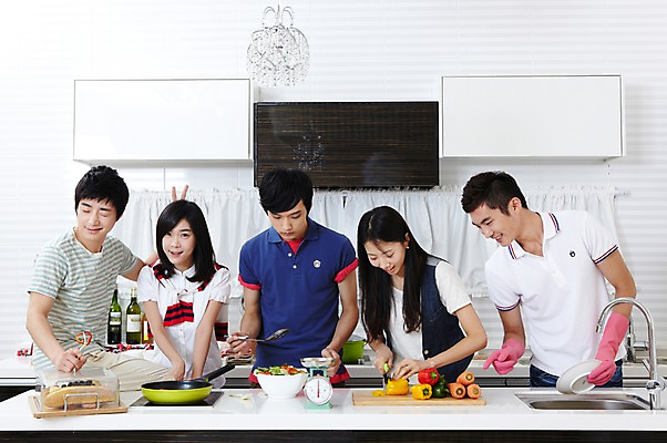 포토 JPG 학생 라이프스타일 그릇 접시 여자 남자 음식 대학생 포즈 포크 셔츠 티셔츠 채소 식재료 주방용품 피망 대학생라이프 파프리카 도마 함께함 실내 저울 요리 서기 웃음 사람 동양인 손짓 여러명 상반신 20대 성인 라이프 친구 주방 캠퍼스라이프 당근 한국인 반팔티셔츠 프라이팬 소시지 칼 설거지 즐거움 MT 조리대 고무장갑 요리중 청년만 성인만 국내포토 식기 감정 생활용품 장갑 다수 컨셉 상의 가사 관계 모션 뿌리채소 표정 인종 청년 내부 생활 가공식품 고무 파일형식