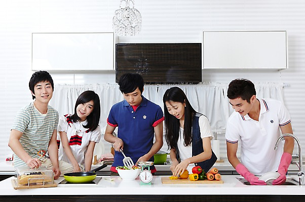 포토 JPG 학생 라이프스타일 그릇 접시 여자 남자 음식 대학생 포즈 포크 셔츠 티셔츠 채소 식재료 주방용품 피망 대학생라이프 파프리카 도마 함께함 실내 저울 요리 서기 웃음 사람 동양인 손짓 여러명 상반신 20대 성인 라이프 친구 주방 캠퍼스라이프 당근 한국인 반팔티셔츠 프라이팬 소시지 칼 설거지 즐거움 MT 조리대 고무장갑 뒤집개 요리중 청년만 성인만 국내포토 식기 감정 생활용품 장갑 다수 컨셉 상의 가사 관계 모션 뿌리채소 표정 인종 청년 내부 생활 가공식품 고무 파일형식