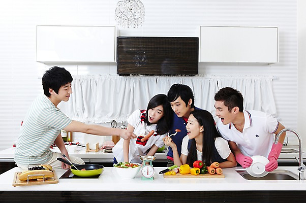 포토 JPG 학생 라이프스타일 그릇 접시 여자 남자 음식 대학생 포즈 포크 셔츠 티셔츠 채소 식재료 주방용품 피망 대학생라이프 파프리카 도마 함께함 실내 저울 요리 서기 웃음 사람 동양인 손짓 여러명 상반신 20대 성인 라이프 친구 주방 캠퍼스라이프 당근 한국인 반팔티셔츠 프라이팬 소시지 칼 설거지 즐거움 MT 조리대 고무장갑 요리중 청년만 성인만 국내포토 식기 감정 생활용품 장갑 다수 컨셉 상의 가사 관계 모션 뿌리채소 표정 인종 청년 내부 생활 가공식품 고무 파일형식