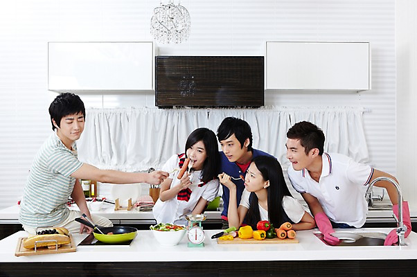 포토 JPG 학생 라이프스타일 그릇 접시 여자 남자 음식 대학생 포즈 포크 셔츠 티셔츠 채소 식재료 주방용품 피망 대학생라이프 파프리카 도마 함께함 실내 저울 요리 서기 웃음 사람 동양인 손짓 여러명 상반신 20대 성인 라이프 친구 주방 캠퍼스라이프 당근 한국인 반팔티셔츠 프라이팬 소시지 칼 설거지 즐거움 MT 조리대 고무장갑 요리중 청년만 성인만 국내포토 식기 감정 생활용품 장갑 다수 컨셉 상의 가사 관계 모션 뿌리채소 표정 인종 청년 내부 생활 가공식품 고무 파일형식