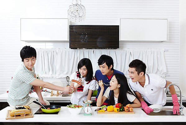 포토 JPG 학생 라이프스타일 그릇 접시 여자 남자 음식 대학생 포즈 포크 셔츠 티셔츠 채소 식재료 주방용품 피망 대학생라이프 파프리카 도마 함께함 실내 저울 요리 서기 웃음 사람 동양인 손짓 여러명 상반신 20대 성인 라이프 친구 주방 캠퍼스라이프 당근 한국인 반팔티셔츠 프라이팬 소시지 칼 설거지 즐거움 MT 조리대 고무장갑 요리중 청년만 성인만 국내포토 식기 감정 생활용품 장갑 다수 컨셉 상의 가사 관계 모션 뿌리채소 표정 인종 청년 내부 생활 가공식품 고무 파일형식