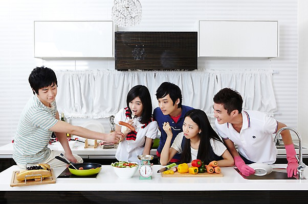 포토 JPG 학생 라이프스타일 그릇 접시 여자 남자 음식 대학생 포즈 포크 셔츠 티셔츠 채소 식재료 주방용품 피망 대학생라이프 파프리카 도마 함께함 실내 저울 요리 서기 웃음 사람 동양인 손짓 여러명 상반신 20대 성인 라이프 친구 주방 캠퍼스라이프 당근 한국인 반팔티셔츠 프라이팬 소시지 칼 설거지 즐거움 MT 조리대 고무장갑 요리중 청년만 성인만 국내포토 식기 감정 생활용품 장갑 다수 컨셉 상의 가사 관계 모션 뿌리채소 표정 인종 청년 내부 생활 가공식품 고무 파일형식