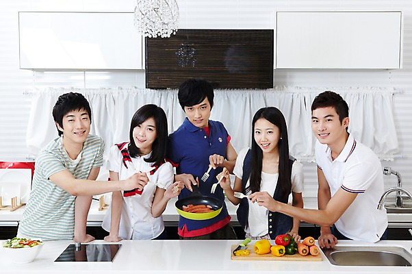 포토 JPG 학생 라이프스타일 그릇 접시 여자 남자 음식 대학생 포즈 포크 셔츠 티셔츠 채소 식재료 주방용품 피망 대학생라이프 파프리카 도마 함께함 실내 요리 서기 웃음 사람 동양인 손짓 여러명 상반신 20대 성인 라이프 친구 주방 캠퍼스라이프 당근 한국인 반팔티셔츠 프라이팬 칼 즐거움 MT 조리대 요리중 청년만 성인만 국내포토 식기 감정 생활용품 다수 컨셉 상의 관계 모션 뿌리채소 표정 인종 청년 내부 생활 파일형식