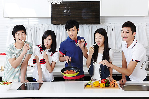 포토 JPG 학생 라이프스타일 그릇 접시 여자 남자 음식 대학생 포즈 포크 셔츠 티셔츠 채소 식재료 주방용품 피망 대학생라이프 파프리카 도마 함께함 실내 요리 서기 웃음 사람 동양인 손짓 여러명 상반신 20대 성인 라이프 친구 주방 캠퍼스라이프 당근 한국인 반팔티셔츠 프라이팬 칼 즐거움 MT 조리대 요리중 청년만 성인만 국내포토 식기 감정 생활용품 다수 컨셉 상의 관계 모션 뿌리채소 표정 인종 청년 내부 생활 파일형식