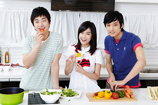 포토 JPG 학생 라이프스타일 그릇 접시 여자 남자 음식 대학생 포즈 셔츠 티셔츠 채소 식재료 주방용품 피망 대학생라이프 파프리카 도마 함께함 실내 샌드위치 요리 서기 웃음 사람 동양인 손짓 상반신 20대 성인 라이프 세명 친구 주방 캠퍼스라이프 당근 한국인 반팔티셔츠 칼 냄비 즐거움 MT 조리대 요리중 청년만 성인만 국내포토 식기 감정 생활용품 컨셉 상의 관계 모션 뿌리채소 표정 인종 청년 내부 생활 솥 파일형식