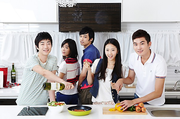 포토 JPG 학생 라이프스타일 그릇 접시 여자 남자 음식 대학생 포즈 장갑 포크 셔츠 티셔츠 채소 식재료 주방용품 피망 대학생라이프 파프리카 도마 함께함 실내 요리 서기 웃음 사람 동양인 손짓 여러명 상반신 20대 성인 라이프 친구 주방 캠퍼스라이프 당근 한국인 반팔티셔츠 프라이팬 칼 샴페인 즐거움 MT 조리대 요리중 청년만 성인만 국내포토 식기 잡화 감정 생활용품 다수 컨셉 상의 관계 모션 뿌리채소 주류 표정 인종 청년 내부 생활 파일형식