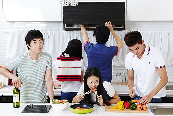 포토 JPG 학생 라이프스타일 그릇 접시 여자 남자 음식 대학생 포즈 포크 셔츠 티셔츠 채소 식재료 주방용품 피망 대학생라이프 파프리카 도마 함께함 실내 요리 서기 웃음 사람 동양인 손짓 여러명 상반신 20대 성인 라이프 친구 주방 캠퍼스라이프 당근 샐러드 한국인 반팔티셔츠 프라이팬 칼 샴페인 즐거움 MT 조리대 햄 요리중 청년만 성인만 국내포토 식기 감정 생활용품 다수 컨셉 상의 관계 모션 뿌리채소 주류 표정 육류 인종 청년 내부 생활 파일형식