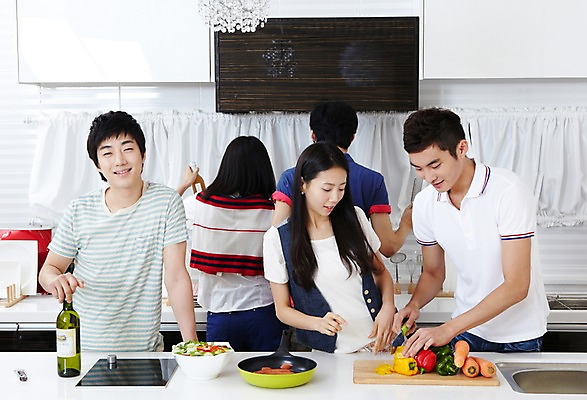 포토 JPG 학생 라이프스타일 그릇 접시 여자 남자 음식 대학생 포즈 장갑 셔츠 티셔츠 채소 식재료 주방용품 피망 대학생라이프 파프리카 도마 함께함 실내 요리 서기 웃음 사람 동양인 손짓 여러명 상반신 20대 성인 라이프 친구 주방 캠퍼스라이프 당근 한국인 반팔티셔츠 프라이팬 칼 샴페인 즐거움 MT 조리대 요리중 청년만 성인만 국내포토 식기 잡화 감정 생활용품 다수 컨셉 상의 관계 모션 뿌리채소 주류 표정 인종 청년 내부 생활 파일형식