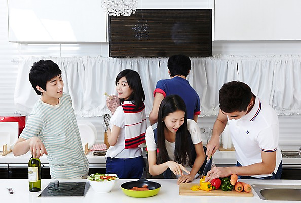 포토 JPG 학생 라이프스타일 그릇 접시 여자 남자 음식 대학생 포즈 장갑 셔츠 티셔츠 채소 식재료 주방용품 피망 대학생라이프 파프리카 도마 함께함 실내 요리 서기 웃음 사람 동양인 손짓 여러명 상반신 20대 성인 라이프 친구 주방 캠퍼스라이프 당근 샐러드 한국인 반팔티셔츠 프라이팬 칼 샴페인 즐거움 MT 조리대 요리중 청년만 성인만 국내포토 식기 잡화 감정 생활용품 다수 컨셉 상의 관계 모션 뿌리채소 주류 표정 인종 청년 내부 생활 파일형식