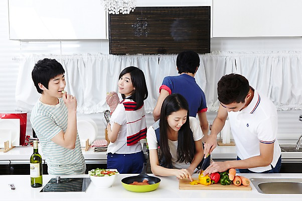 포토 JPG 학생 라이프스타일 그릇 접시 여자 남자 음식 대학생 포즈 장갑 셔츠 티셔츠 채소 식재료 주방용품 피망 대학생라이프 파프리카 도마 함께함 실내 요리 서기 웃음 사람 동양인 손짓 여러명 상반신 20대 성인 라이프 친구 주방 캠퍼스라이프 당근 한국인 반팔티셔츠 프라이팬 칼 샴페인 즐거움 MT 조리대 요리중 청년만 성인만 국내포토 식기 잡화 감정 생활용품 다수 컨셉 상의 관계 모션 뿌리채소 주류 표정 인종 청년 내부 생활 파일형식