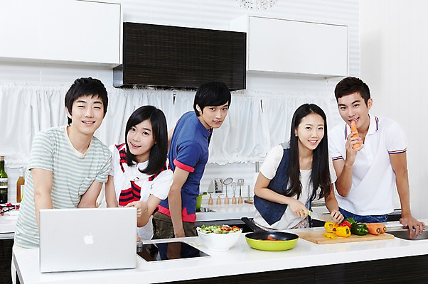 포토 JPG 학생 라이프스타일 그릇 접시 여자 남자 음식 대학생 포즈 장갑 셔츠 티셔츠 채소 식재료 주방용품 피망 대학생라이프 파프리카 도마 함께함 실내 요리 서기 웃음 사람 동양인 손짓 여러명 상반신 20대 성인 라이프 친구 노트북 주방 캠퍼스라이프 당근 한국인 반팔티셔츠 프라이팬 칼 즐거움 MT 조리대 요리중 청년만 성인만 국내포토 식기 잡화 감정 생활용품 다수 컨셉 상의 관계 모션 뿌리채소 표정 인종 청년 내부 생활 전자제품 파일형식