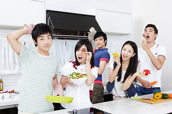 포토 JPG 학생 라이프스타일 그릇 접시 여자 남자 음식 대학생 포즈 장갑 셔츠 티셔츠 채소 식재료 주방용품 피망 대학생라이프 파프리카 도마 함께함 실내 요리 서기 웃음 사람 동양인 손짓 여러명 상반신 20대 성인 라이프 친구 주방 캠퍼스라이프 당근 샐러드 한국인 반팔티셔츠 프라이팬 소시지 즐거움 MT 조리대 햄 요리중 청년만 성인만 국내포토 식기 잡화 감정 생활용품 다수 컨셉 상의 관계 모션 뿌리채소 표정 육류 인종 청년 내부 생활 가공식품 파일형식