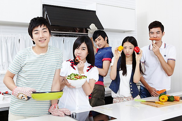 포토 JPG 학생 라이프스타일 그릇 접시 여자 남자 음식 대학생 포즈 장갑 셔츠 티셔츠 채소 식재료 주방용품 피망 대학생라이프 파프리카 도마 함께함 실내 요리 서기 웃음 사람 동양인 손짓 여러명 상반신 20대 성인 라이프 친구 주방 캠퍼스라이프 당근 샐러드 한국인 반팔티셔츠 프라이팬 소시지 즐거움 MT 조리대 햄 요리중 청년만 성인만 국내포토 식기 잡화 감정 생활용품 다수 컨셉 상의 관계 모션 뿌리채소 표정 육류 인종 청년 내부 생활 가공식품 파일형식