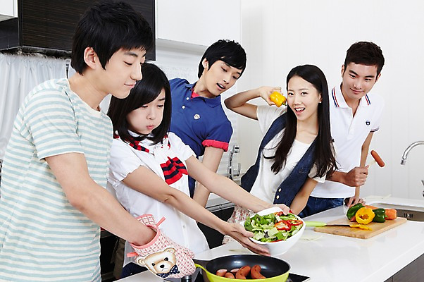 포토 JPG 학생 라이프스타일 그릇 접시 여자 남자 음식 대학생 포즈 장갑 셔츠 티셔츠 채소 식재료 주방용품 피망 대학생라이프 파프리카 도마 함께함 실내 요리 서기 웃음 사람 동양인 손짓 여러명 상반신 20대 성인 라이프 친구 주방 캠퍼스라이프 당근 샐러드 한국인 반팔티셔츠 프라이팬 소시지 즐거움 MT 조리대 햄 요리중 청년만 성인만 국내포토 식기 잡화 감정 생활용품 다수 컨셉 상의 관계 모션 뿌리채소 표정 육류 인종 청년 내부 생활 가공식품 파일형식