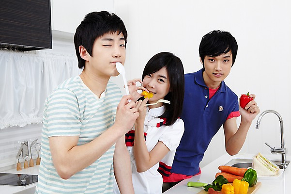 포토 JPG 학생 라이프스타일 그릇 접시 여자 남자 음식 대학생 포즈 장갑 셔츠 티셔츠 채소 식재료 피망 대학생라이프 파프리카 도마 함께함 실내 샌드위치 윙크 요리 서기 웃음 사람 동양인 손짓 상반신 20대 성인 라이프 세명 친구 주방 숟가락 캠퍼스라이프 당근 한국인 반팔티셔츠 즐거움 MT 조리대 요리중 청년만 성인만 국내포토 식기 잡화 감정 컨셉 상의 관계 모션 주방용품 뿌리채소 수저 표정 인종 청년 내부 생활 파일형식