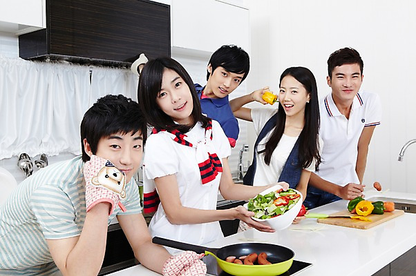 포토 JPG 학생 라이프스타일 그릇 접시 여자 남자 음식 대학생 포즈 장갑 셔츠 티셔츠 채소 식재료 주방용품 피망 대학생라이프 파프리카 도마 함께함 실내 요리 서기 웃음 사람 동양인 손짓 여러명 상반신 20대 성인 라이프 친구 주방 캠퍼스라이프 당근 샐러드 한국인 반팔티셔츠 프라이팬 소시지 즐거움 MT 조리대 햄 요리중 청년만 성인만 국내포토 식기 잡화 감정 생활용품 다수 컨셉 상의 관계 모션 뿌리채소 표정 육류 인종 청년 내부 생활 가공식품 파일형식