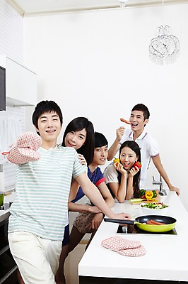 포토 JPG 학생 라이프스타일 그릇 접시 여자 남자 음식 대학생 포즈 장갑 셔츠 티셔츠 채소 식재료 주방용품 피망 대학생라이프 파프리카 함께함 실내 요리 서기 웃음 사람 동양인 손짓 여러명 상반신 20대 성인 라이프 친구 주방 숟가락 캠퍼스라이프 당근 한국인 반팔티셔츠 프라이팬 소시지 즐거움 MT 조리대 햄 요리중 청년만 성인만 국내포토 식기 잡화 감정 생활용품 다수 컨셉 상의 관계 모션 뿌리채소 수저 표정 육류 인종 청년 내부 생활 가공식품 파일형식