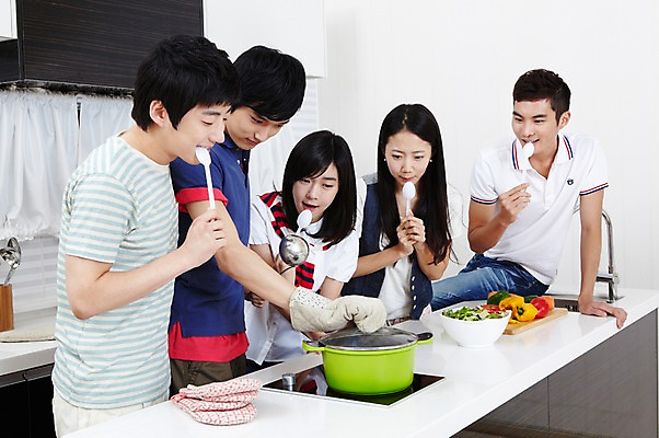 포토 JPG 학생 라이프스타일 그릇 접시 여자 남자 음식 대학생 포즈 장갑 셔츠 티셔츠 채소 식재료 모션 피망 대학생라이프 파프리카 함께함 실내 요리 서기 미소 웃음 사람 동양인 손짓 여러명 상반신 20대 성인 라이프 친구 주방 숟가락 캠퍼스라이프 당근 한국인 뚜껑 반팔티셔츠 냄비 즐거움 국자 MT 조리대 요리중 청년만 성인만 국내포토 식기 잡화 감정 다수 컨셉 상의 관계 주방용품 뿌리채소 수저 표정 인종 청년 내부 생활 솥 파일형식