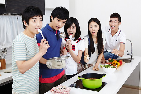 포토 JPG 학생 라이프스타일 그릇 접시 여자 남자 음식 대학생 포즈 장갑 셔츠 티셔츠 채소 식재료 모션 피망 대학생라이프 파프리카 함께함 실내 요리 서기 미소 웃음 사람 동양인 손짓 여러명 상반신 20대 성인 라이프 친구 주방 숟가락 캠퍼스라이프 당근 한국인 반팔티셔츠 냄비 즐거움 국자 MT 조리대 요리중 청년만 성인만 국내포토 식기 잡화 감정 다수 컨셉 상의 관계 주방용품 뿌리채소 수저 표정 인종 청년 내부 생활 솥 파일형식