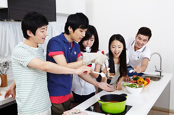 포토 JPG 학생 라이프스타일 그릇 접시 여자 남자 음식 대학생 포즈 장갑 셔츠 티셔츠 채소 식재료 모션 피망 대학생라이프 파프리카 함께함 실내 요리 서기 미소 웃음 사람 동양인 손짓 여러명 상반신 20대 성인 라이프 친구 주방 숟가락 캠퍼스라이프 당근 한국인 반팔티셔츠 냄비 즐거움 국자 MT 조리대 요리중 청년만 성인만 국내포토 식기 잡화 감정 다수 컨셉 상의 관계 주방용품 뿌리채소 수저 표정 인종 청년 내부 생활 솥 파일형식