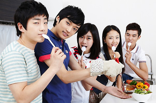 포토 JPG 학생 라이프스타일 그릇 접시 여자 남자 음식 대학생 포즈 장갑 셔츠 티셔츠 채소 식재료 모션 피망 대학생라이프 파프리카 함께함 실내 요리 서기 미소 웃음 사람 동양인 손짓 여러명 상반신 20대 성인 라이프 친구 주방 숟가락 캠퍼스라이프 당근 한국인 반팔티셔츠 즐거움 국자 MT 조리대 요리중 청년만 성인만 국내포토 식기 잡화 감정 다수 컨셉 상의 관계 주방용품 뿌리채소 수저 표정 인종 청년 내부 생활 파일형식