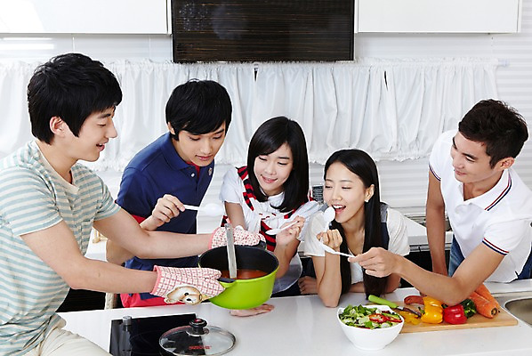 포토 JPG 학생 라이프스타일 그릇 접시 여자 남자 음식 대학생 포즈 장갑 셔츠 티셔츠 채소 식재료 모션 주방용품 피망 대학생라이프 파프리카 함께함 실내 요리 서기 미소 웃음 사람 동양인 손짓 여러명 상반신 20대 성인 라이프 친구 주방 숟가락 캠퍼스라이프 당근 샐러드 한국인 뚜껑 반팔티셔츠 냄비 즐거움 MT 조리대 요리중 청년만 성인만 국내포토 식기 잡화 감정 생활용품 다수 컨셉 상의 관계 뿌리채소 수저 표정 인종 청년 내부 생활 솥 파일형식