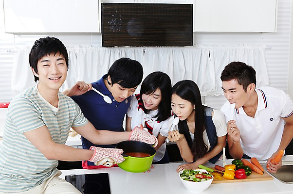 포토 JPG 학생 라이프스타일 그릇 접시 여자 남자 대학생 포즈 장갑 셔츠 티셔츠 채소 식재료 모션 주방용품 피망 대학생라이프 파프리카 함께함 실내 요리 서기 미소 웃음 사람 동양인 손짓 여러명 상반신 20대 성인 라이프 친구 주방 숟가락 캠퍼스라이프 당근 샐러드 한국인 반팔티셔츠 냄비 즐거움 MT 조리대 요리중 청년만 성인만 국내포토 식기 잡화 감정 음식 생활용품 다수 컨셉 상의 관계 뿌리채소 수저 표정 인종 청년 내부 생활 솥 파일형식