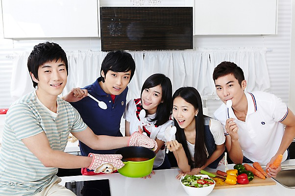 포토 JPG 학생 라이프스타일 그릇 접시 여자 남자 대학생 포즈 장갑 셔츠 티셔츠 채소 식재료 모션 주방용품 피망 대학생라이프 파프리카 함께함 실내 요리 서기 미소 웃음 사람 동양인 손짓 여러명 상반신 20대 성인 라이프 친구 주방 숟가락 캠퍼스라이프 당근 샐러드 한국인 반팔티셔츠 냄비 즐거움 MT 조리대 요리중 청년만 성인만 국내포토 식기 잡화 감정 음식 생활용품 다수 컨셉 상의 관계 뿌리채소 수저 표정 인종 청년 내부 생활 솥 파일형식