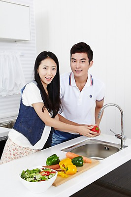 포토 JPG 학생 라이프스타일 그릇 접시 여자 남자 음식 대학생 포즈 셔츠 티셔츠 채소 식재료 피망 대학생라이프 조명 파프리카 도마 함께함 실내 요리 서기 웃음 사람 동양인 손짓 상반신 20대 성인 두명 라이프 친구 주방 캠퍼스라이프 당근 샐러드 한국인 반팔티셔츠 조끼 즐거움 싱크대 MT 거품기 요리중 청년만 성인만 국내포토 식기 감정 컨셉 상의 관계 모션 주방용품 뿌리채소 표정 인종 청년 내부 생활 외투 개수대 파일형식