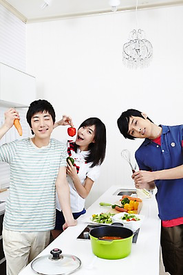 포토 JPG 학생 라이프스타일 그릇 접시 여자 남자 음식 대학생 포즈 셔츠 티셔츠 채소 식재료 주방용품 피망 대학생라이프 조명 파프리카 함께함 실내 요리 서기 웃음 사람 동양인 손짓 상반신 20대 성인 라이프 세명 친구 주방 캠퍼스라이프 당근 한국인 뚜껑 반팔티셔츠 냄비 즐거움 싱크대 MT 거품기 요리중 청년만 성인만 국내포토 식기 감정 생활용품 컨셉 상의 관계 모션 뿌리채소 표정 인종 청년 내부 생활 솥 개수대 파일형식