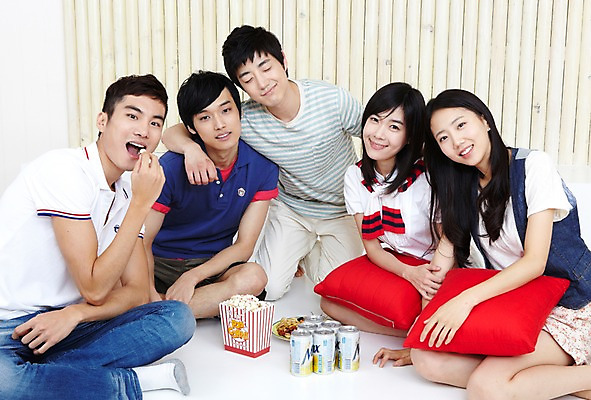 포토 JPG 전신 학생 라이프스타일 여자 남자 대학생 포즈 쿠션 셔츠 티셔츠 반바지 바지 어깨동무 대학생라이프 조명 맥주 함께함 실내 웃음 사람 앉기 동양인 여러명 20대 성인 라이프 친구 캠퍼스라이프 한국인 반팔티셔츠 청바지 알코올 안주 즐거움 MT 팝콘 핫팬츠 술자리 청년만 성인만 국내포토 감정 다수 컨셉 상의 관계 모션 하의 주류 표정 인종 청년 내부 생활 파일형식