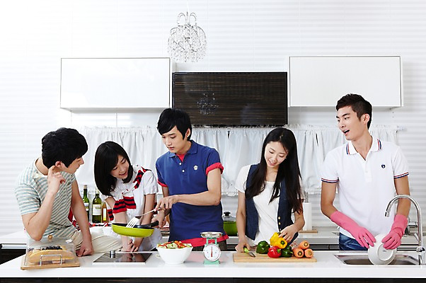 포토 JPG 학생 라이프스타일 그릇 접시 여자 남자 음식 대학생 포즈 셔츠 티셔츠 채소 식재료 주방용품 피망 대학생라이프 파프리카 도마 함께함 실내 저울 요리 서기 웃음 사람 동양인 손짓 여러명 상반신 20대 성인 라이프 친구 주방 캠퍼스라이프 당근 한국인 반팔티셔츠 프라이팬 설거지 즐거움 싱크대 MT 조리대 고무장갑 요리중 청년만 성인만 국내포토 식기 감정 생활용품 장갑 다수 컨셉 상의 가사 관계 모션 뿌리채소 표정 인종 청년 내부 생활 개수대 고무 파일형식