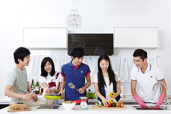 포토 JPG 학생 라이프스타일 그릇 접시 여자 남자 음식 대학생 포즈 셔츠 티셔츠 채소 식재료 주방용품 피망 대학생라이프 파프리카 도마 함께함 실내 저울 요리 서기 웃음 사람 동양인 손짓 여러명 상반신 20대 성인 라이프 친구 주방 캠퍼스라이프 당근 한국인 반팔티셔츠 프라이팬 설거지 즐거움 싱크대 MT 조리대 고무장갑 요리중 청년만 성인만 국내포토 식기 감정 생활용품 장갑 다수 컨셉 상의 가사 관계 모션 뿌리채소 표정 인종 청년 내부 생활 개수대 고무 파일형식
