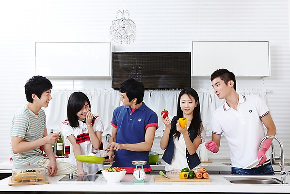 포토 JPG 학생 라이프스타일 그릇 접시 여자 남자 대학생 포즈 셔츠 티셔츠 식재료 주방용품 피망 대학생라이프 파프리카 도마 함께함 실내 저울 요리 서기 웃음 사람 동양인 손짓 여러명 상반신 20대 성인 라이프 친구 주방 캠퍼스라이프 당근 한국인 반팔티셔츠 프라이팬 설거지 즐거움 싱크대 MT 조리대 고무장갑 요리중 청년만 성인만 국내포토 식기 감정 생활용품 장갑 다수 컨셉 상의 가사 채소 관계 모션 뿌리채소 표정 인종 청년 내부 생활 개수대 고무 파일형식