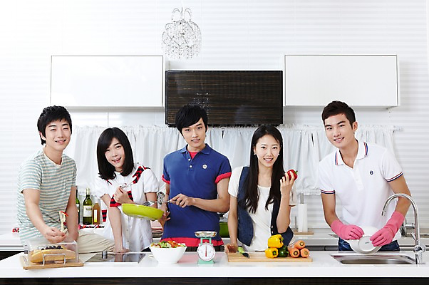 포토 JPG 학생 라이프스타일 그릇 접시 여자 남자 음식 대학생 포즈 셔츠 티셔츠 채소 식재료 주방용품 피망 대학생라이프 파프리카 도마 함께함 실내 저울 요리 서기 웃음 사람 동양인 손짓 여러명 상반신 20대 성인 라이프 친구 주방 캠퍼스라이프 당근 한국인 반팔티셔츠 프라이팬 설거지 즐거움 싱크대 MT 조리대 고무장갑 요리중 청년만 성인만 국내포토 식기 감정 생활용품 장갑 다수 컨셉 상의 가사 관계 모션 뿌리채소 표정 인종 청년 내부 생활 개수대 고무 파일형식