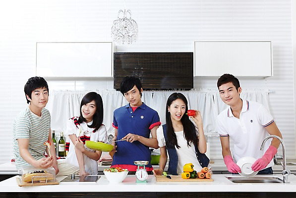 포토 JPG 학생 라이프스타일 그릇 접시 여자 남자 음식 대학생 포즈 셔츠 티셔츠 채소 식재료 주방용품 피망 대학생라이프 파프리카 도마 함께함 실내 저울 요리 서기 웃음 사람 동양인 손짓 여러명 상반신 20대 성인 라이프 친구 주방 캠퍼스라이프 당근 한국인 반팔티셔츠 프라이팬 설거지 즐거움 싱크대 MT 조리대 고무장갑 요리중 청년만 성인만 국내포토 식기 감정 생활용품 장갑 다수 컨셉 상의 가사 관계 모션 뿌리채소 표정 인종 청년 내부 생활 개수대 고무 파일형식
