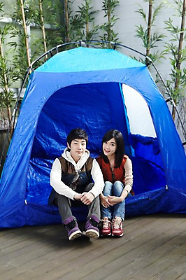 포토 JPG 주간 전신 모델 학생 라이프스타일 커플 시선 여자 남자 대학생 여행 포즈 운동화 바지 모션 대학생라이프 함께함 텐트 미소 웃음 사람 앉기 동양인 20대 성인 야외 두명 라이프 앞모습 친구 손들기 캠퍼스라이프 캠핑 한국인 청바지 단발머리 즐거움 MT 캠퍼스커플 후드티셔츠 긴팔티셔츠 청년만 성인만 국내포토 자연요소 헤어스타일 감정 뷰포인트 신발 컨셉 티셔츠 관계 하의 레저 표정 캠핑도구 인종 청년 생활 파일형식