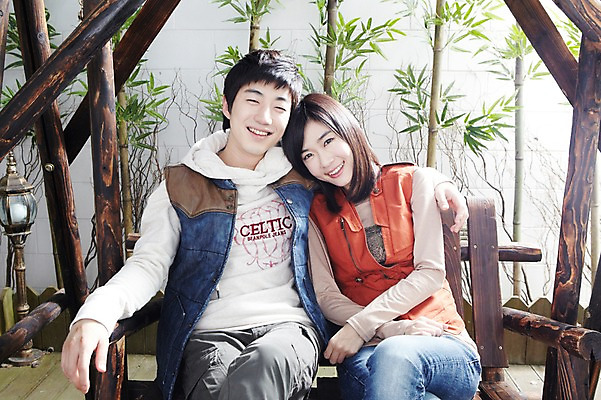 포토 JPG 주간 모델 학생 라이프스타일 커플 여자 남자 대학생 포즈 운동화 바지 모션 어깨동무 대학생라이프 함께함 미소 웃음 사람 앉기 동양인 상반신 20대 성인 야외 두명 라이프 앞모습 손들기 캠퍼스라이프 기댐 다정 한국인 청바지 그네 MT 흔들의자 긴팔티셔츠 청년만 성인만 국내포토 자연요소 뷰포인트 신발 컨셉 티셔츠 의자 관계 하의 표정 인종 청년 생활 파일형식